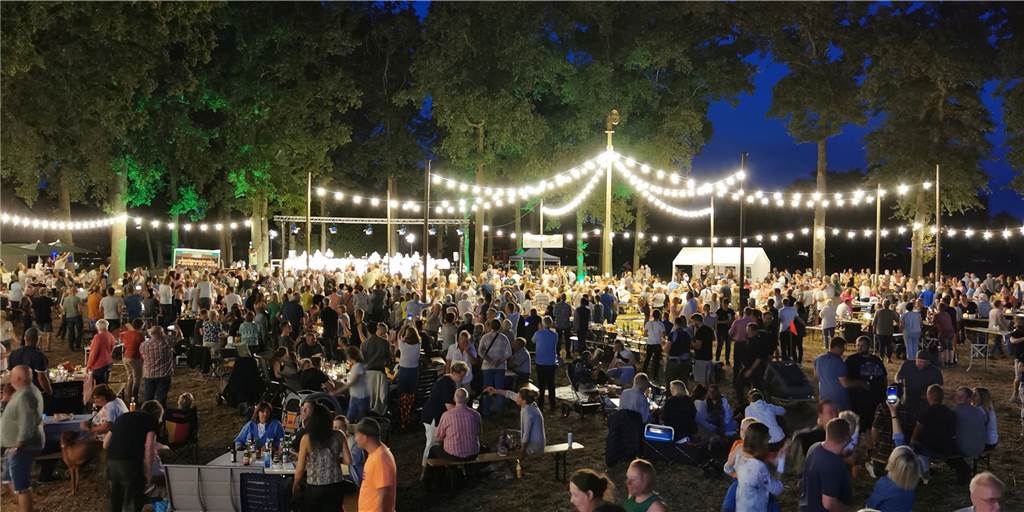 Bilanz und Ausblick: Wie geht es mit dem Kultursommer in Dorsten weiter? Menschen vor Bühne.