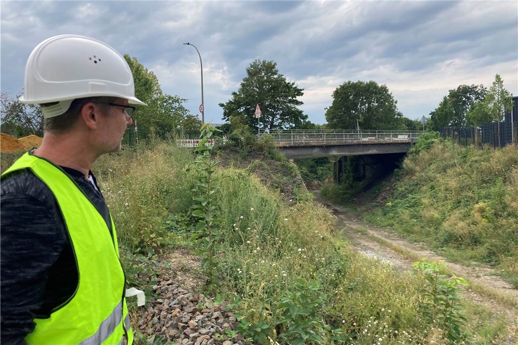 Seit Februar dicht: Darum wird die Brücke Am Remberg erst jetzt abgerissen Die Brücke am Remberg wird ab Mittwoch abgerissen. Seit Montag ist sie auch für Fußgänger und Radfahrer gesperrt.