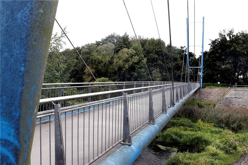 Abriss der „Blauen Brücke“: Stadt bereitet „notwendige Schritte“ vor Die Brücke am Walzenwehr ist seit Monaten gesperrt. Sie soll abgerissen werden.