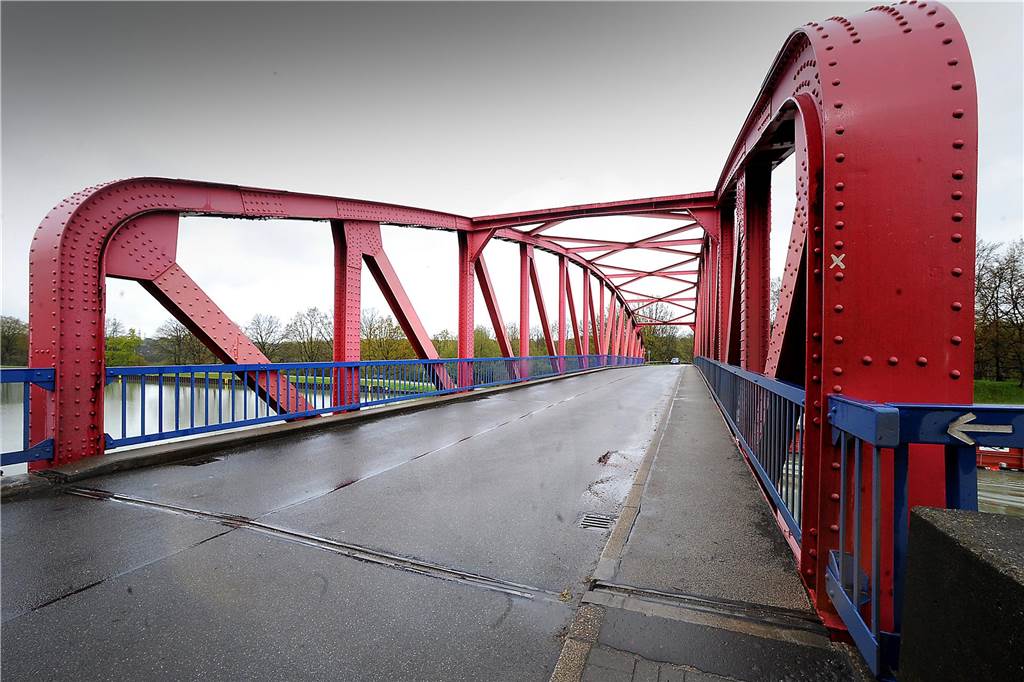 Neubau auf dem Stand der 60er? Behörden-Zoff um Bladenhorster Brücke Die Brücke am Westring ist für Radfahrer und Fußgänger nicht optimal. Aber wenn sie abgerissen und neu gebaut wird, wird sie Stand jetzt wieder genauso schmal werden.
