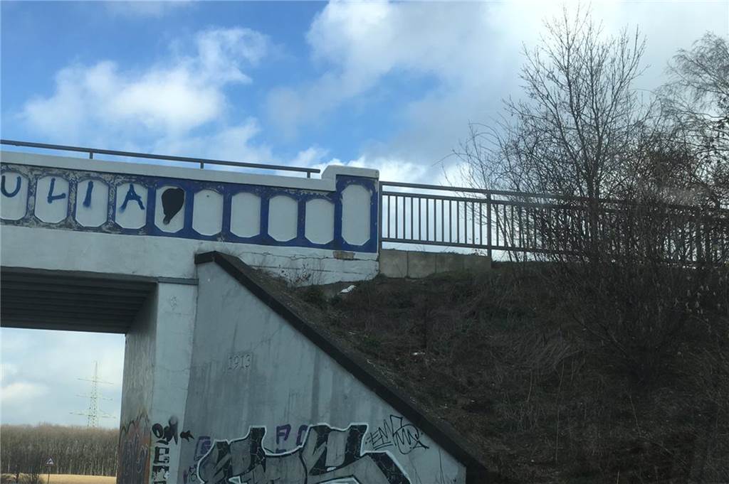 Brücken der König-Ludwig-Trasse sorgen für Bedenken Die Brücke an der Pöppinghauser Straße hat ein längeres Sicherheitsgeländer. So oder ähnlich würde sich Leser Udo Filbrich auch die Geländer an den anderen Brücken wünschen.