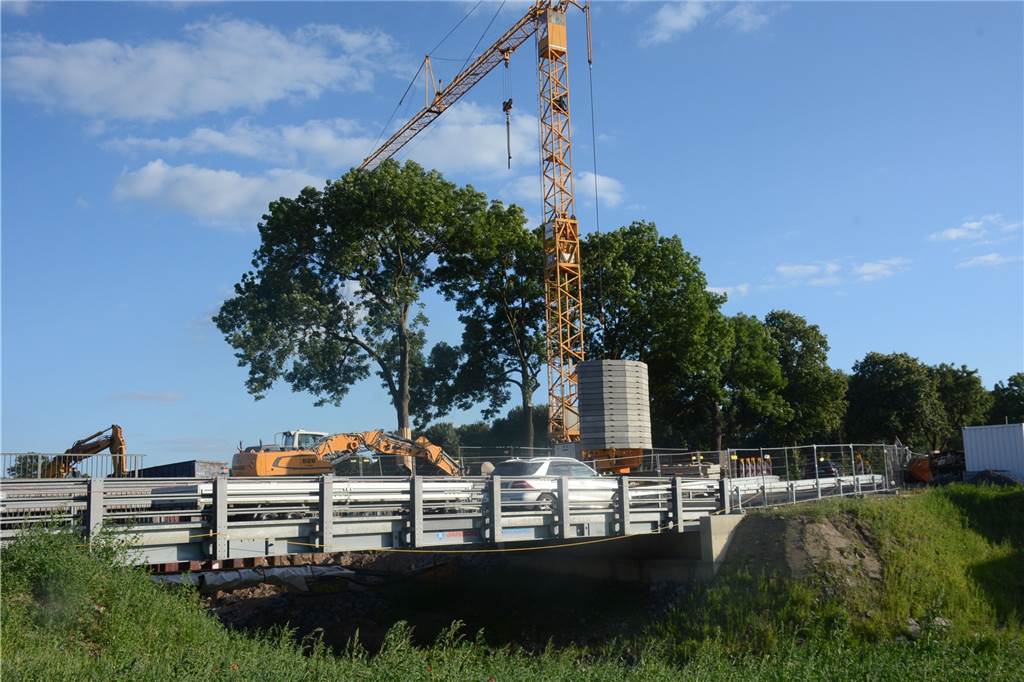 Land erhält RAG-Geld für Fahrbahnschäden, will lädierte Straße davon aber nicht sanieren Die Brücke der Altendorfer Straße über den Rapphofs Mühlenbach wird derzeit neu gebaut. In einem 230-Meter-Übergangsbereich wollte Straßen.NRW eigentlich die Fahrbahn sanieren, da passiert aber nun nicht mehr.