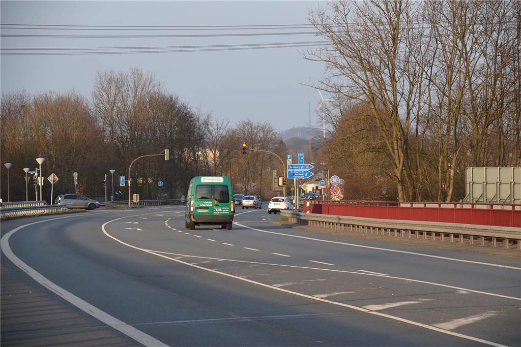 Manager kritisiert: „LogPoint Ruhr“ eineinhalb Jahre in Verzögerung Die Straße Königshalt mit der Brücke über die Autobahn 42 zwischen der Auffahrt und der Abfahrt der Anschlussstelle Dortmund-Bodelschwingh.