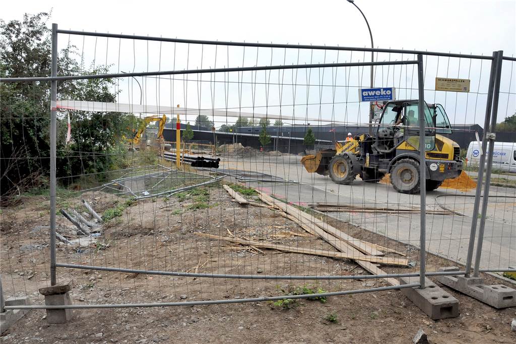 Die Brücke über die alte Koksbahn an der Straße Am Remberg soll durch einen Neubau ersetzt werden. Die Vorbereitungen für den Abriss laufen unbeeinträchtigt von dem Schachtfund weiter.