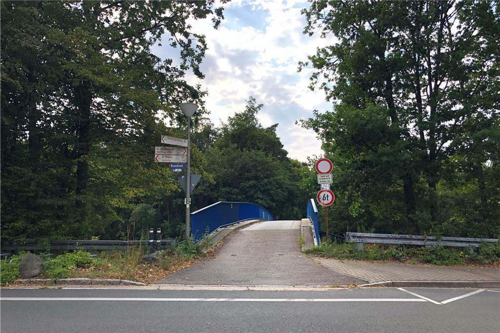 Diese Brücke über der B54 spart 2 Kilometer Umweg – und wird unerlaubt genutzt Die Brücke von der Brandisstraße aus gesehen. Achtet man auf die Schilder, wenn hier keine Poller im Boden stehen? Die lehnen links neben der Brücke.