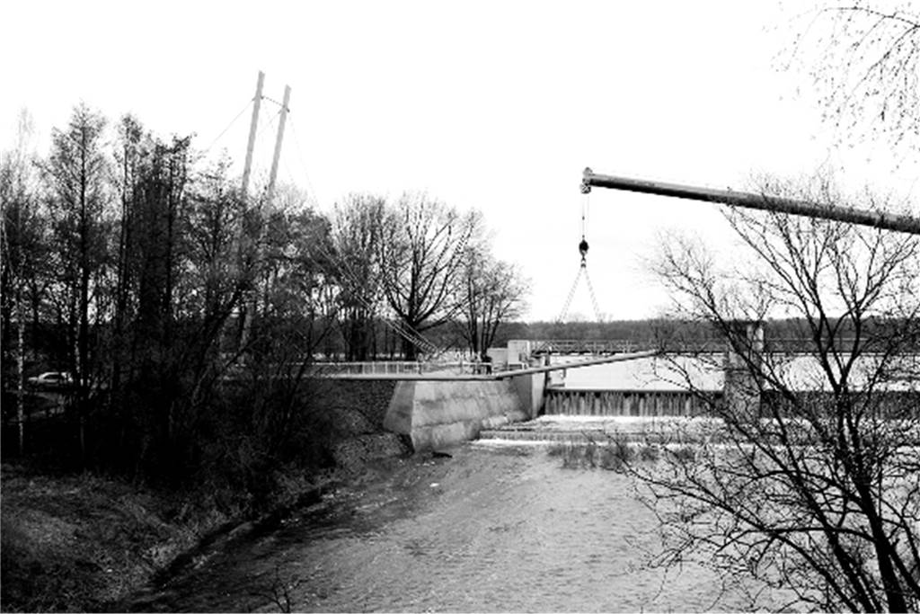 Halterns marode „Blaue Brücke“ hat keine Doppelgänger, aber viele Macken Die Brücke wird 2006 vor Ort am Walzenwehr montiert.