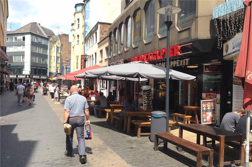 „St. Pauli im Kleinen“: Wo in Dortmund oft bis 4 Uhr nachts was los ist Die Brückstraße ist in weiten Teilen eine Fast-Food-Meile.