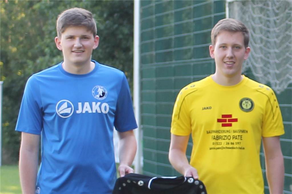 Brüderpaar und Altherrenspieler bringen Capelles Trainer zum Strahlen: „Für mich sensationell“ Felix und Lukas Nölken posieren für die Kemera.