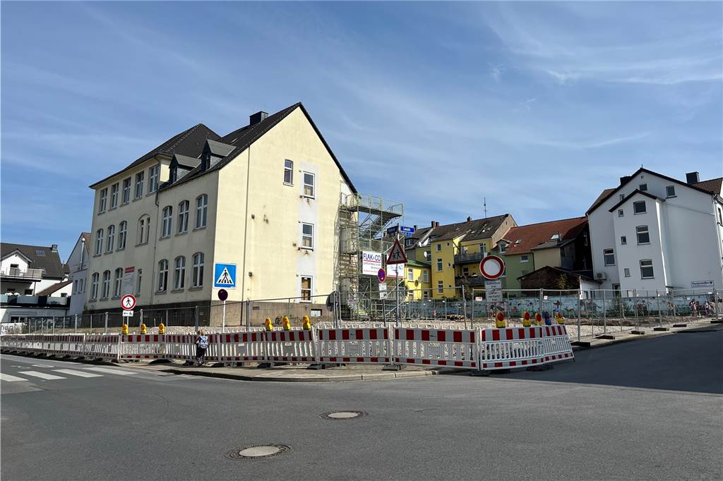Baustelle an der Brüder-Grimm-Schule ruht: Wann ist der Erweiterungsbau fertig? Die Brüder-Grimm-Schule bekommt einen neuen Erweiterungsneubau. Allerdings kommt es zu Verzögerungen.