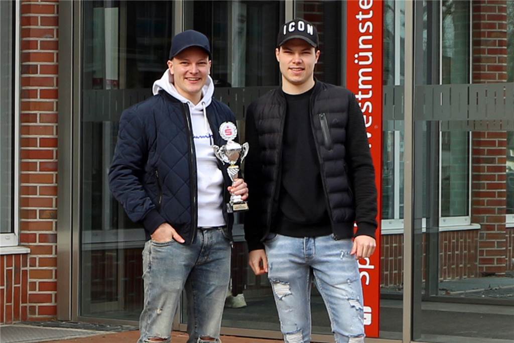 Starke Turnierergebnisse spornen zwei E-Sport-Teams aus Ahaus weiter an Die Brüder Louis und Henry Einck nahmen den Pokal für den FC Ottenstein in Empfang; es fehlten Leonard Höink, Marvin Stockhorst.