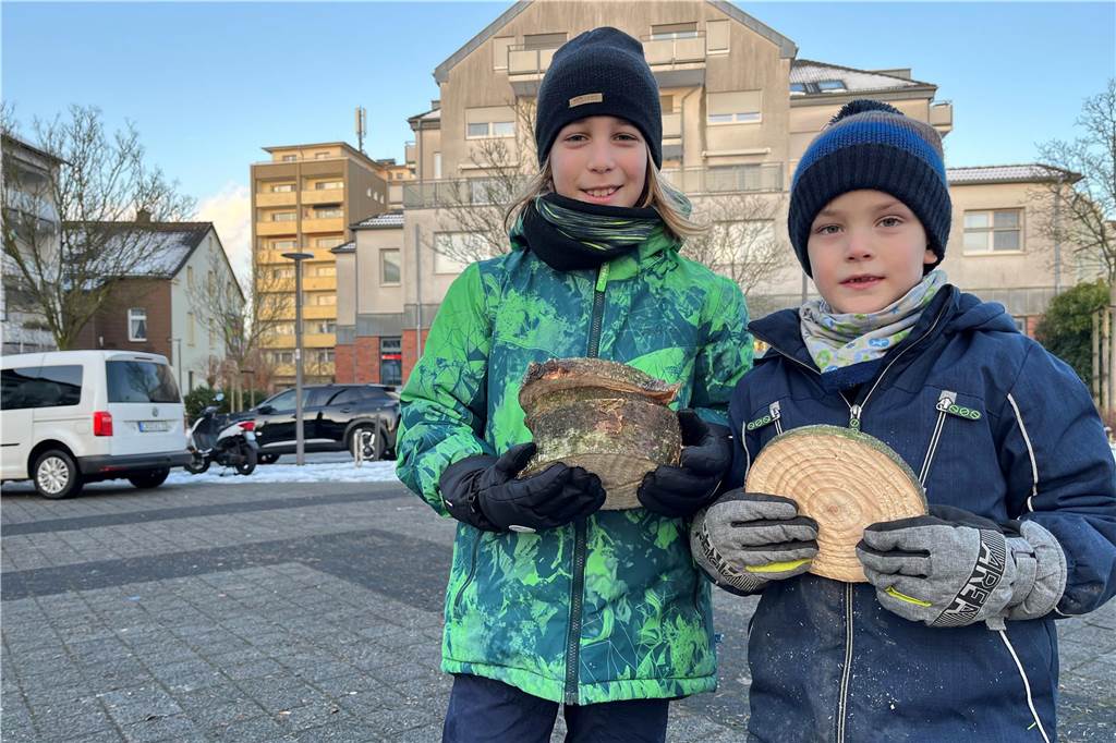 Schwerin feiert wie die Schweden: Wird aus „Knut“ eine kleine Tradition? Die Brüder Matteo (l.) und Fabio wollen die Baumscheiben zu Hause anmalen.