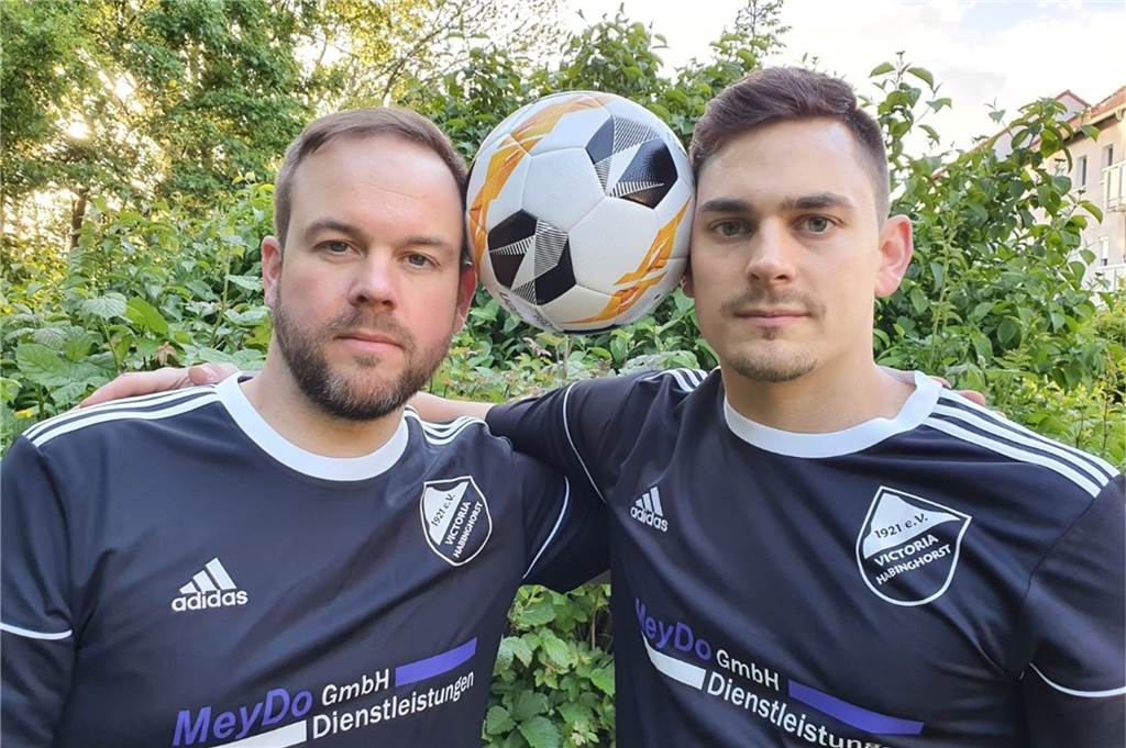 Verein aus Castrop-Rauxel schafft es nach langer Zeit, ein Brüder-Paar zu vereinen Die Brüder Tim (links) und Mike Cittrich tragen künftig das gleiche Wappen auf der Brust.