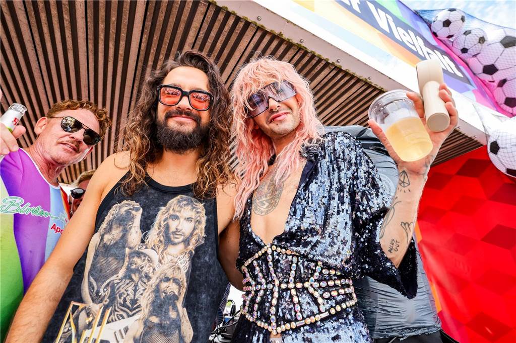 CSD in Köln: Parade mit 60.000 Teilnehmern gestartet Die Brüder Tom Kaulitz (l) und Bill Kaulitz feiern auf einem Wagen beim CSD in Köln. Mit mehr als 60 000 Teilnehmern und über eine Million erwarteten Besuchern gilt der Kölner CSD als einer der größten in Europa. (zu dpa: «Kölner CSD - Laut gegen Abbau queerer Rechte»)