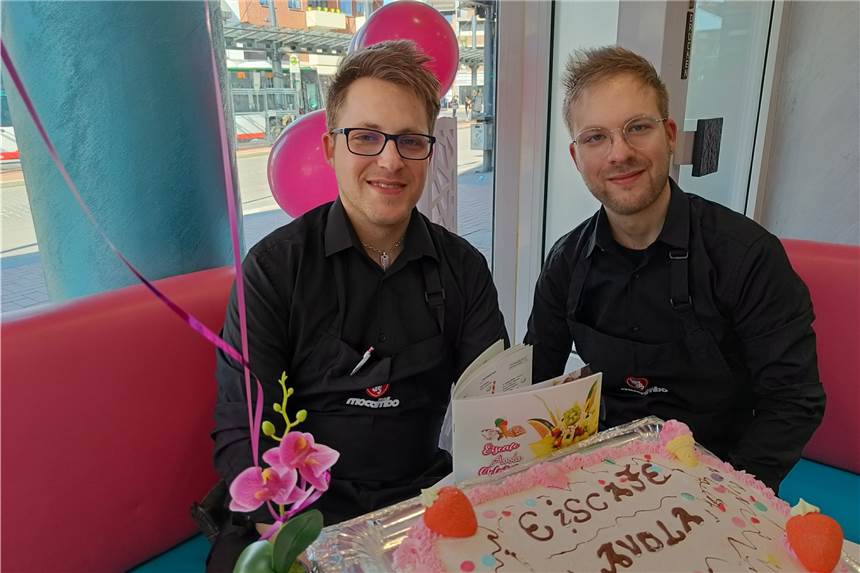 Video: Neues „Eiscafé Avola“ in Castrop-Rauxel eröffnet Die Brüder Vincenzo (links) und Giuseppe Floridia sind Inhaber des neuen Eiscafés am Castrop-Rauxeler Münsterplatz. Ihre Eisdiele haben sie nach dem Nachnamen ihrer Mutter "Avola" benannt.