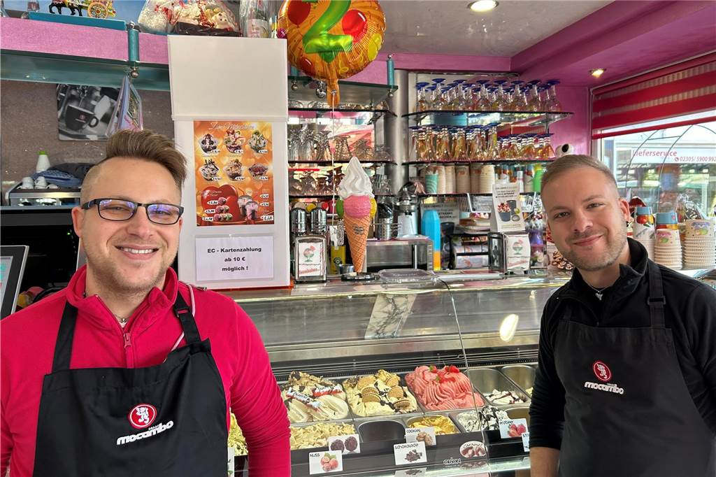 Die große Eisdielen-Übersicht für den Sommer in Castrop-Rauxel Die Brüder Vincenzo (links) und Giuseppe Floridia sind Inhaber des Eiscafés am Castrop-Rauxeler Münsterplatz. Ihre Eisdiele haben sie nach dem Nachnamen ihrer Mutter „Avola“ benannt.
