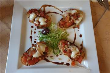 Die Bruschetta mit Mozarella überbacken ist genau richtig gewürzt.