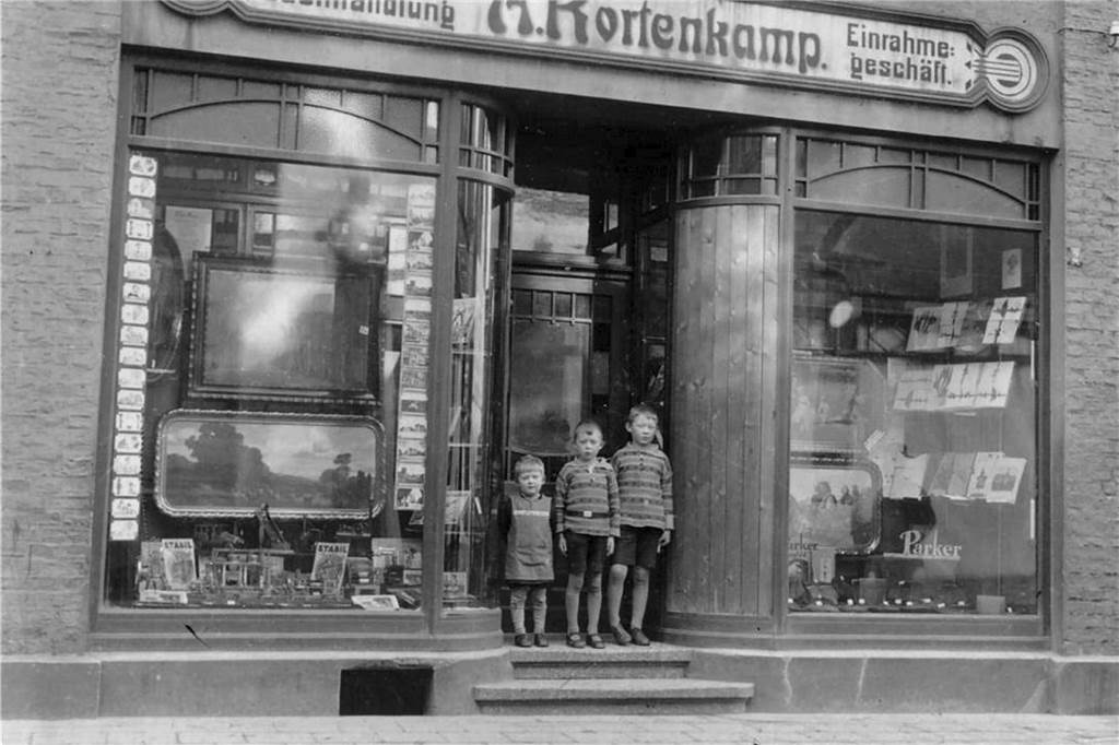 Sie weckt Leselust: Anne Heine-Hagen ist die Unternehmerin des Jahres 2023 Die Buchhandlung Kortenkamp im Jahr 2029. Drei Kinder stehen in der Eingangstür.