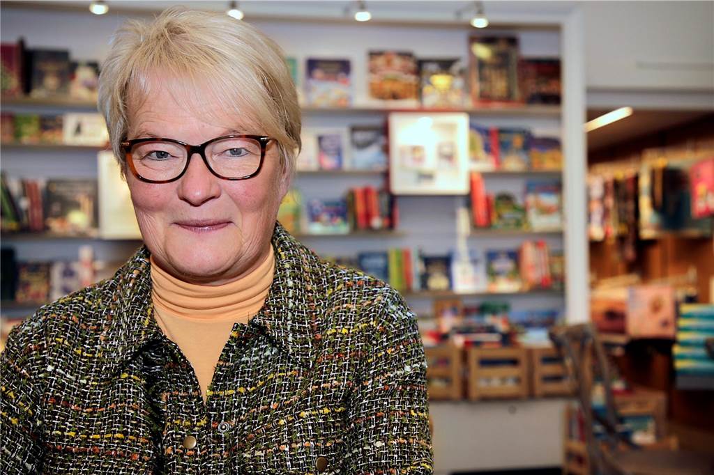 Einzelhandel mit dem Geschäftsjahr 2023 überwiegend zufrieden Anne Heine-Hagen vor einem Bücherregal.