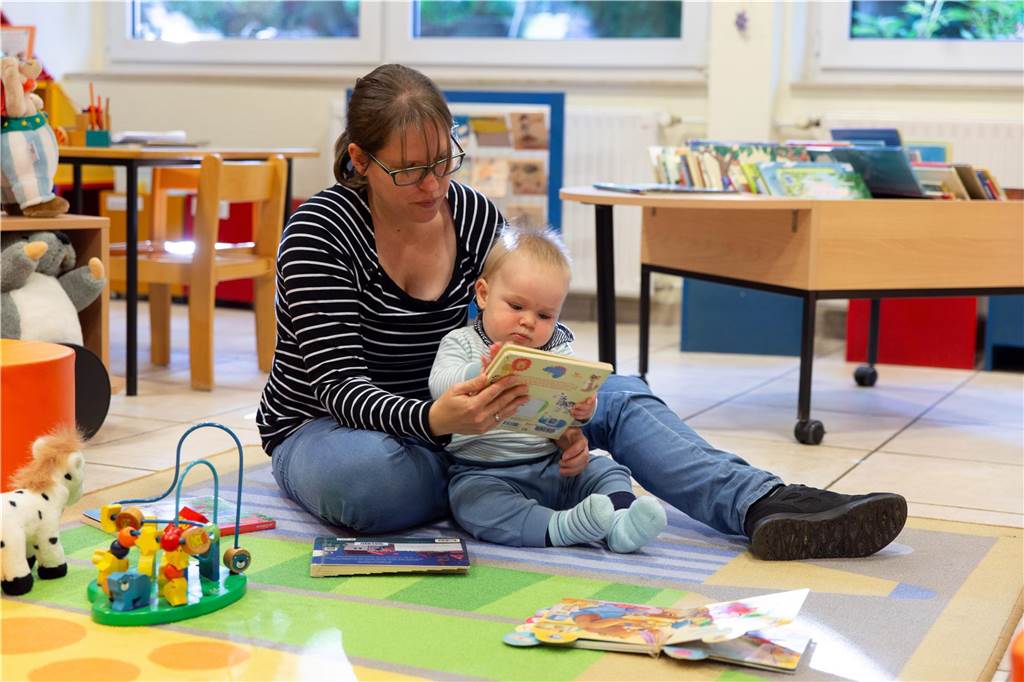 Das Team der KÖB lädt ein: Jährliche Buchausstellung mit Basar Mirjam Quandt bringt ihren Sohn Josua zur ehrenamtlichen Schicht mit.