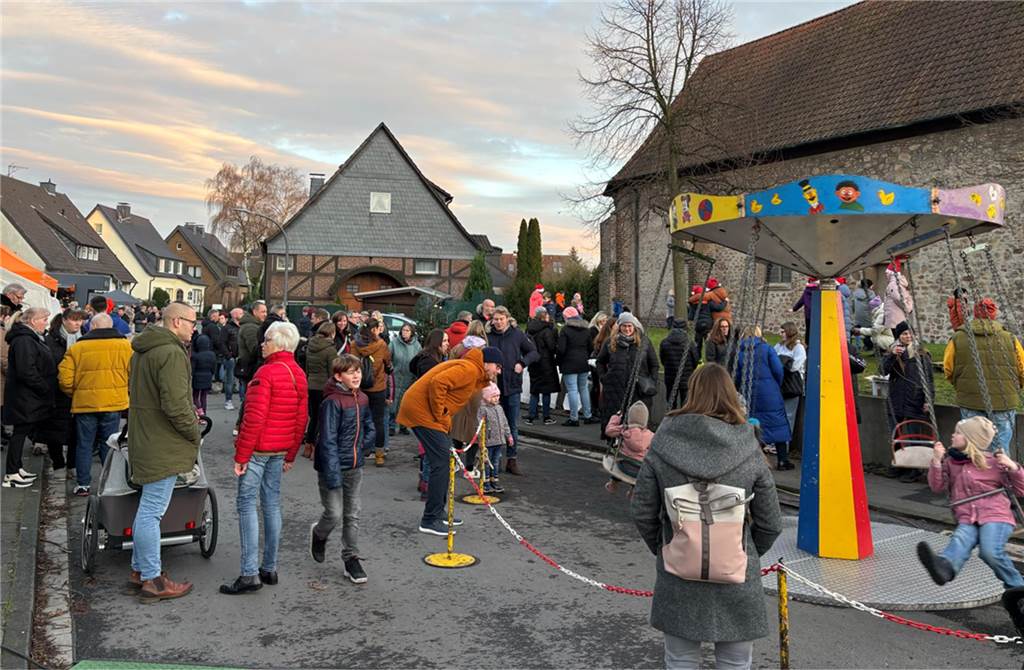 Die Büdchen und das Karussell stehen auf der Straße zwischen Kindergarten und Kolbe-Haus.