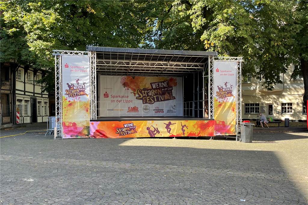 Straßenfestival: Künstler versuchen mit Verhandlungstricks in Werne aufzutreten Blick auf die Bühne auf dem Kirchplatz