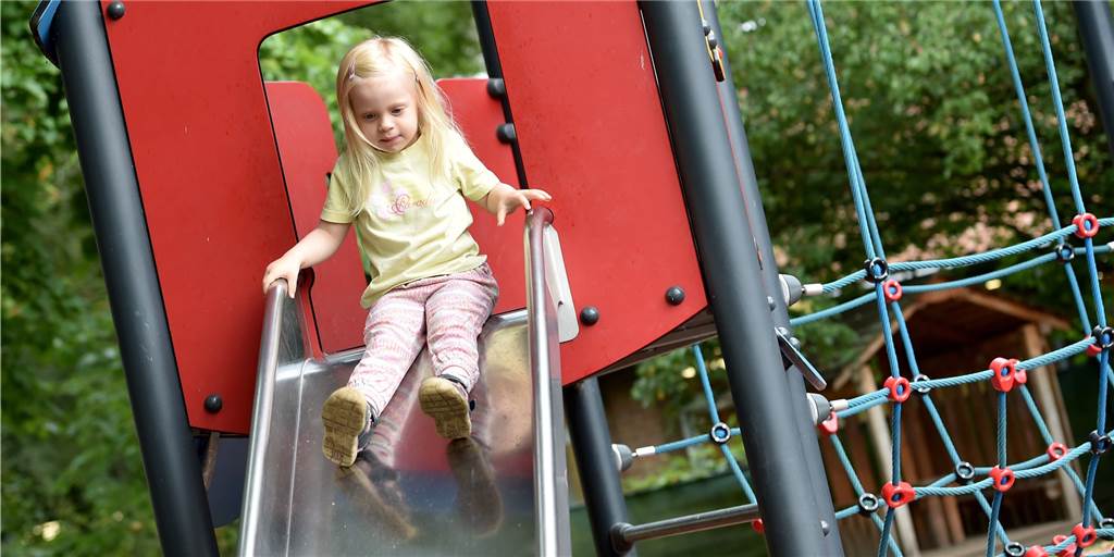 Kita-Gebühren und Kinderspielplatz: Politiker in Dorsten lehnen Bürgeranträge ab Ein Mädchen sitzt auf einer Rutsche.