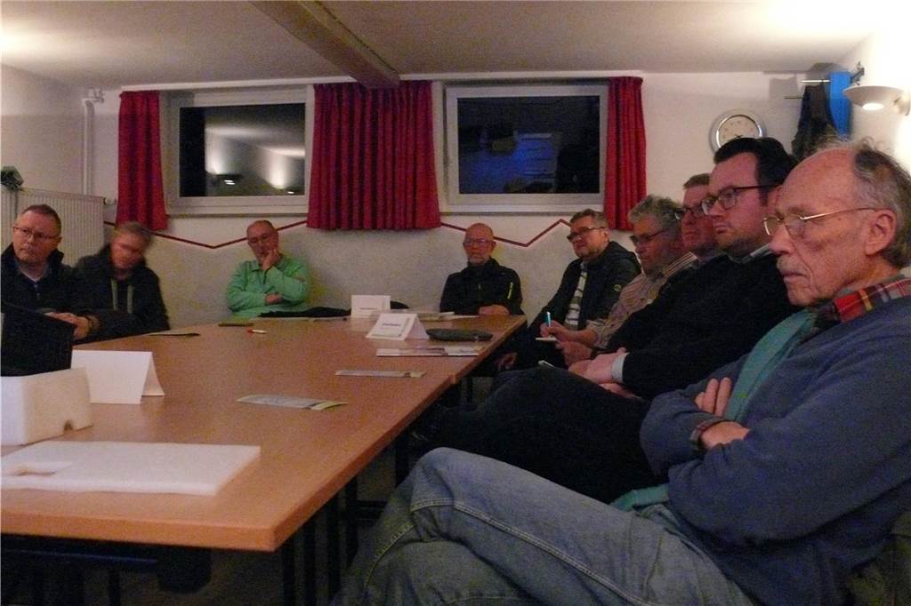Bürgerenergie Lippekraft hat bereits mehr als 200 Mitglieder Besucher des Infoabends der Bürgerenergie LippeKraft hören interessiert dem Vortrag zu.
