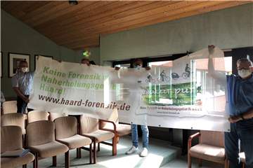 Die Bürgerinitiative „Keine Forensik in der Haard“ zeigte vor der Ratssitzung ein Banner im Saal.