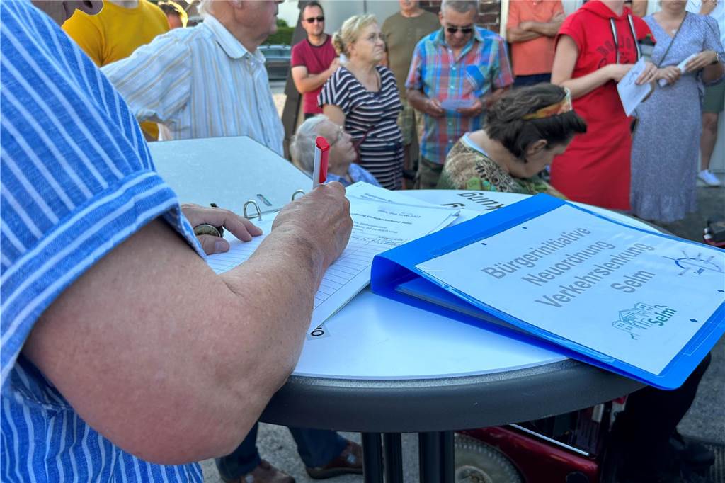 Bürgerinitiative fordert Umgehungsstraße: Rückhalt aus der Bevölkerung wächst Die Bürgerinitiative Neuordnung Verkehrslenkung Selm hat zur Unterstützung ihres Anliegens bereits mehr als 200 Unterschriften aus der Bevölkerung gesammelt.