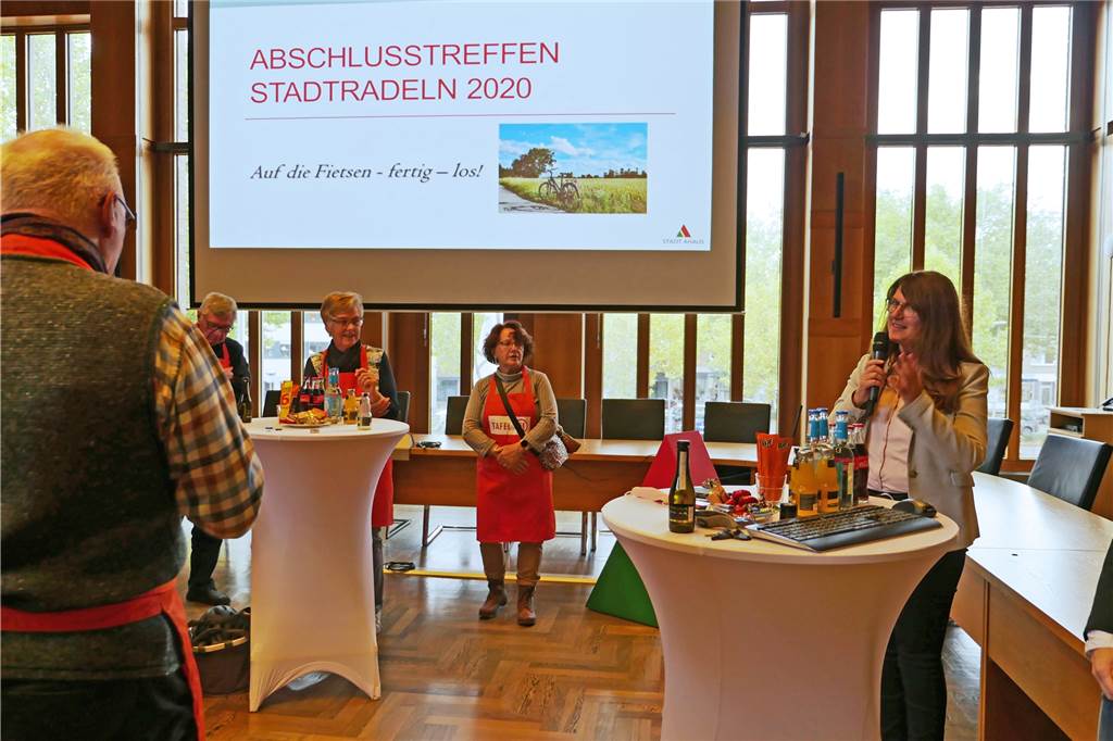 Vier strahlende Siegerteams entscheiden Ahauser Stadtradeln für sich Die Bürgermeisterin eröffnete das Abschlusstreffen im Sitzungssaal des Rathauses.