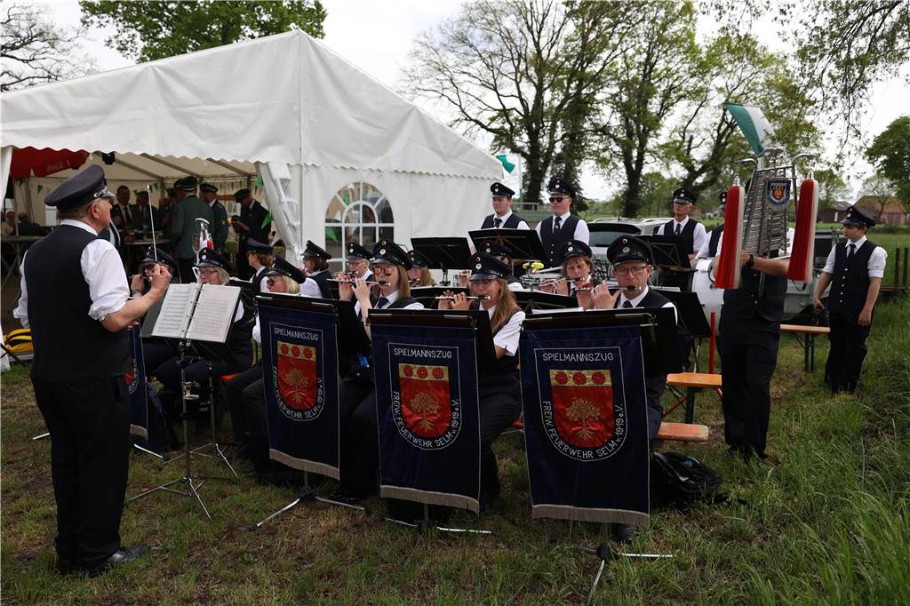 Die Bürgerschützengilde Selm-Beifang hat ihr Sommerfest mit Auschmarsch und Gipsvogelschießen gefeiert.