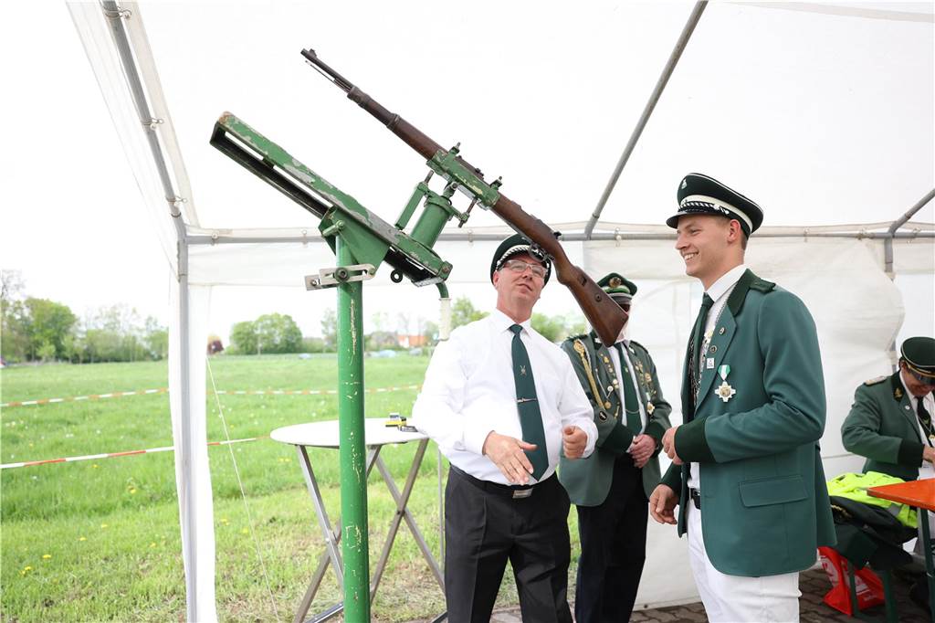 Die Bürgerschützengilde Selm-Beifang hat ihr Sommerfest mit Auschmarsch und Gipsvogelschießen gefeiert.