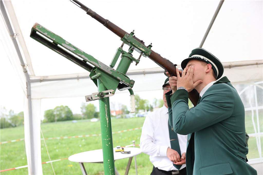 Die Bürgerschützengilde Selm-Beifang hat ihr Sommerfest mit Auschmarsch und Gipsvogelschießen gefeiert.