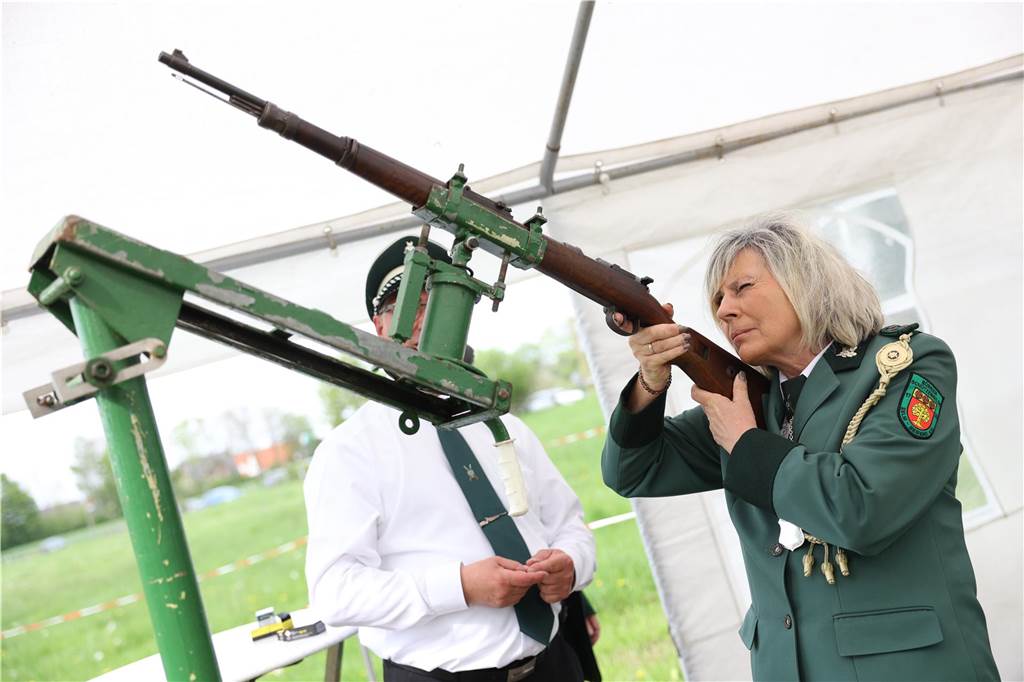 Die Bürgerschützengilde Selm-Beifang hat ihr Sommerfest mit Auschmarsch und Gipsvogelschießen gefeiert.