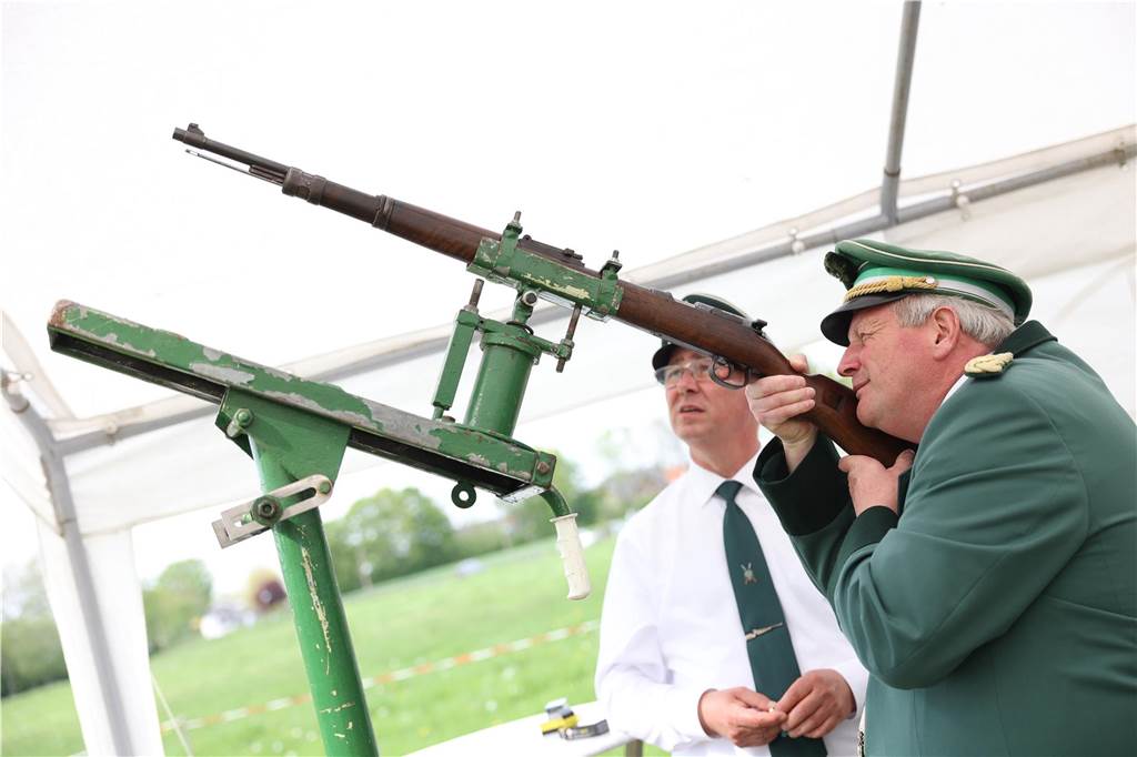 Die Bürgerschützengilde Selm-Beifang hat ihr Sommerfest mit Auschmarsch und Gipsvogelschießen gefeiert.