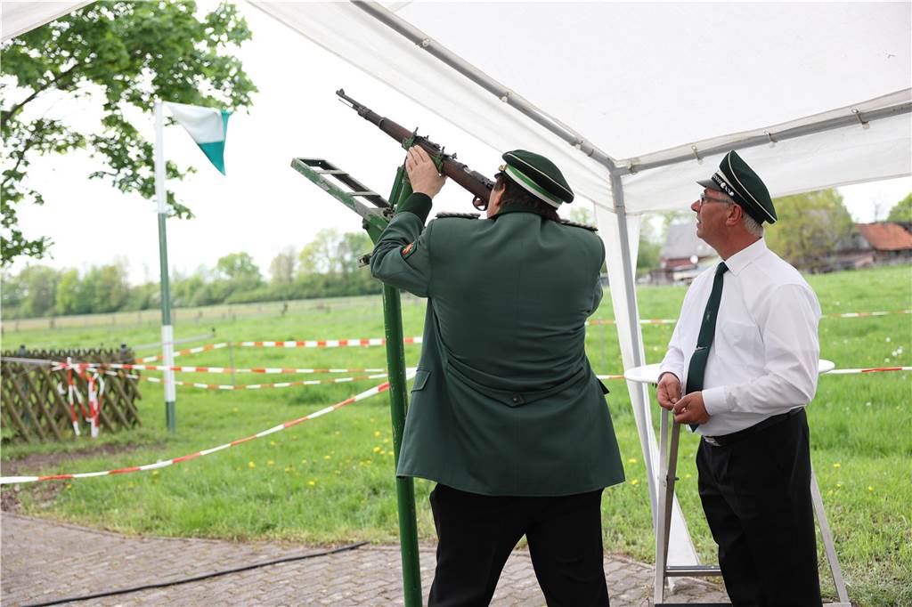 Die Bürgerschützengilde Selm-Beifang hat ihr Sommerfest mit Auschmarsch und Gipsvogelschießen gefeiert.