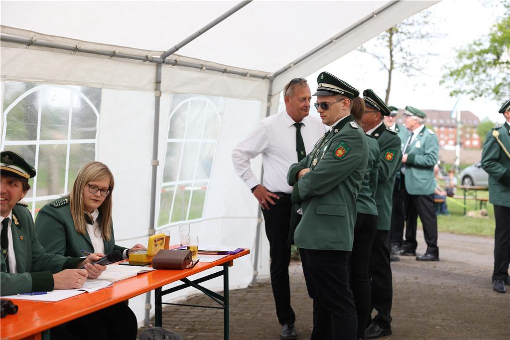 Die Bürgerschützengilde Selm-Beifang hat ihr Sommerfest mit Auschmarsch und Gipsvogelschießen gefeiert.