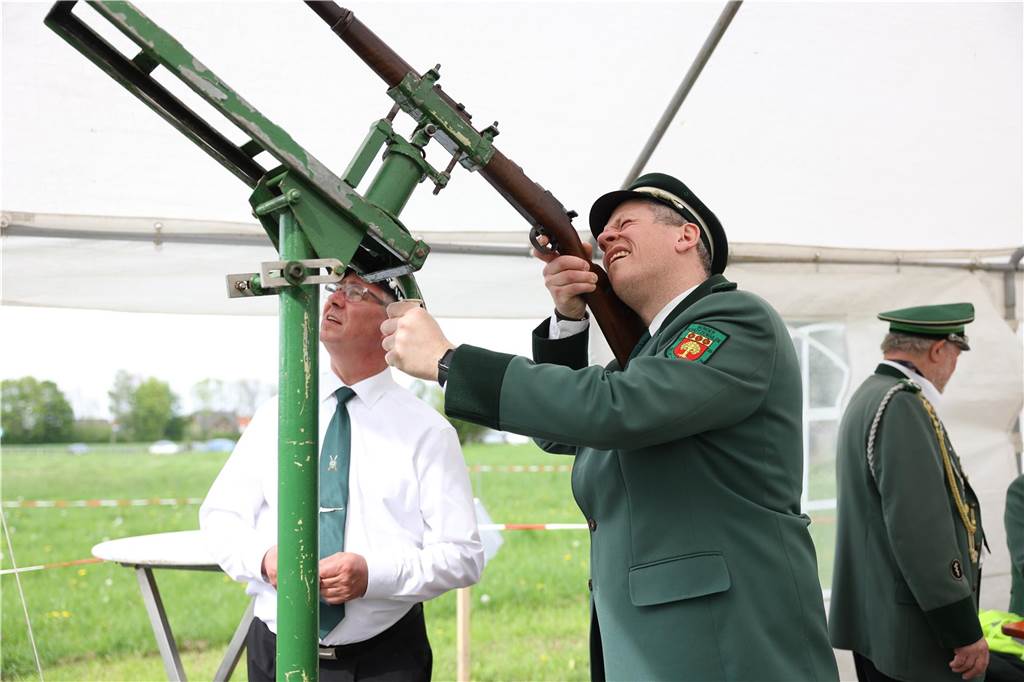 Die Bürgerschützengilde Selm-Beifang hat ihr Sommerfest mit Auschmarsch und Gipsvogelschießen gefeiert.