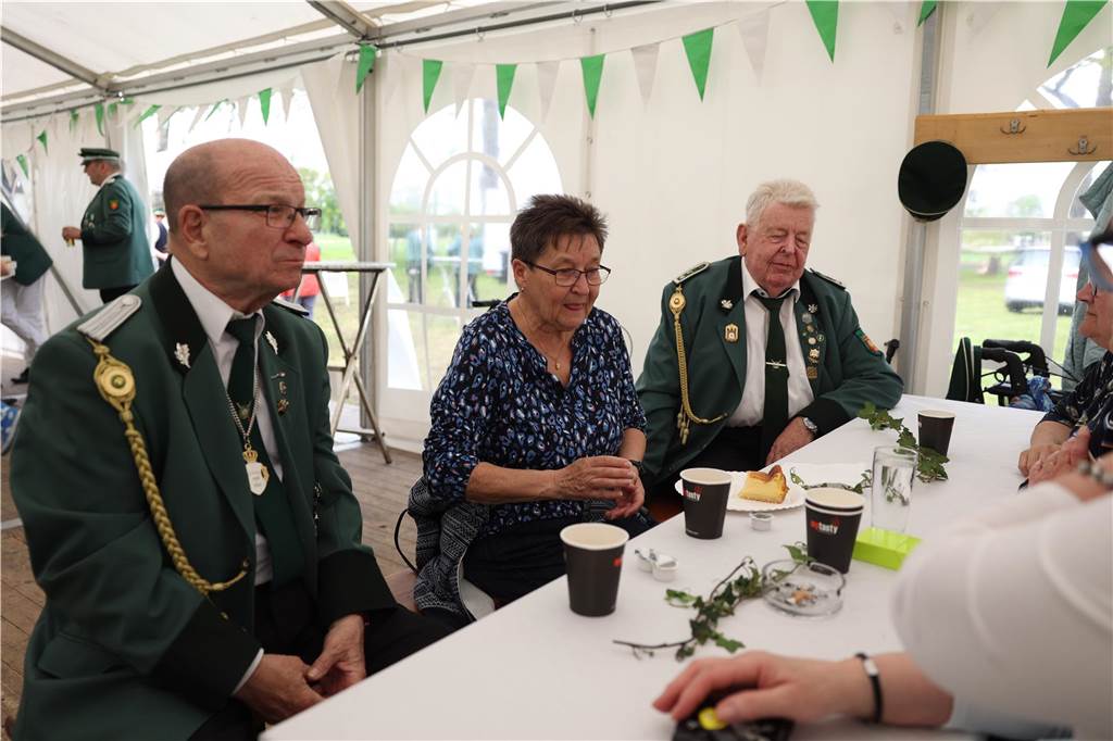 Die Bürgerschützengilde Selm-Beifang hat ihr Sommerfest mit Auschmarsch und Gipsvogelschießen gefeiert.