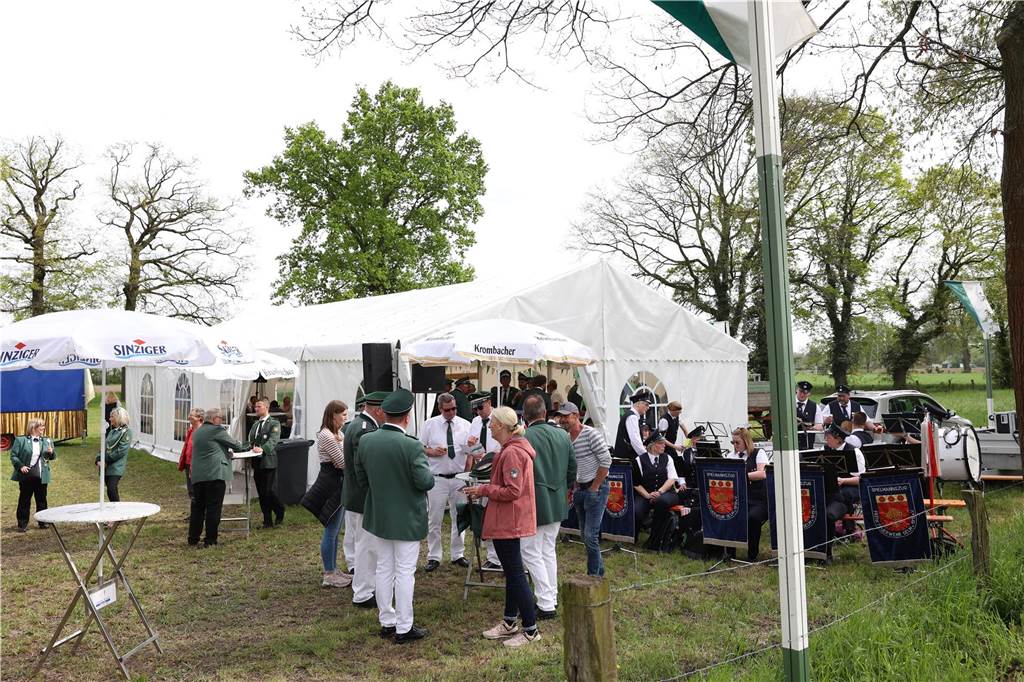 Die Bürgerschützengilde Selm-Beifang hat ihr Sommerfest mit Auschmarsch und Gipsvogelschießen gefeiert.