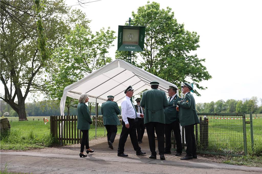 Die Bürgerschützengilde Selm-Beifang hat ihr Sommerfest mit Auschmarsch und Gipsvogelschießen gefeiert.