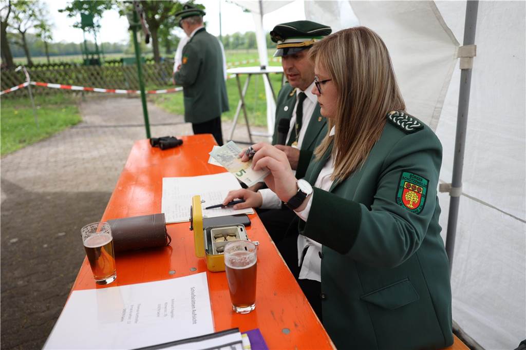 Die Bürgerschützengilde Selm-Beifang hat ihr Sommerfest mit Auschmarsch und Gipsvogelschießen gefeiert.