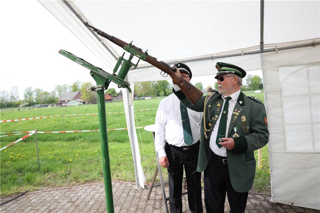 Die Bürgerschützengilde Selm-Beifang hat ihr Sommerfest mit Auschmarsch und Gipsvogelschießen gefeiert.