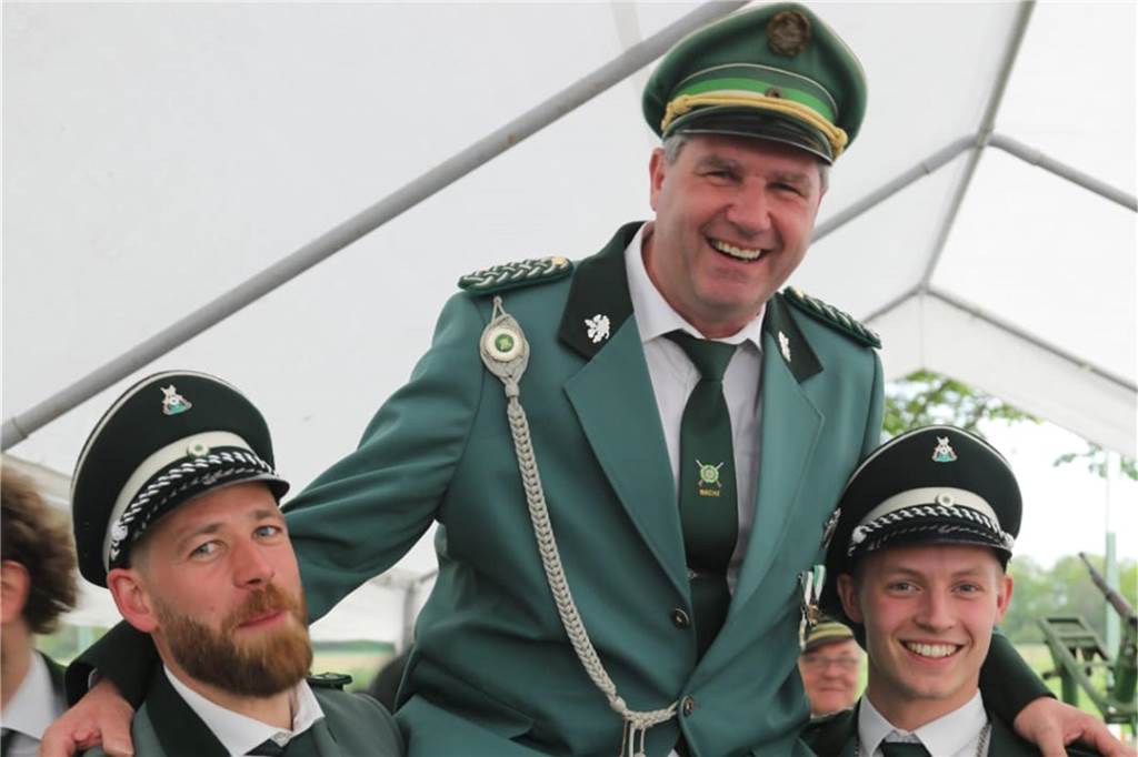 Die Bürgerschützengilde Selm-Beifang hat ihr Sommerfest mit Auschmarsch und Gipsvogelschießen gefeiert.