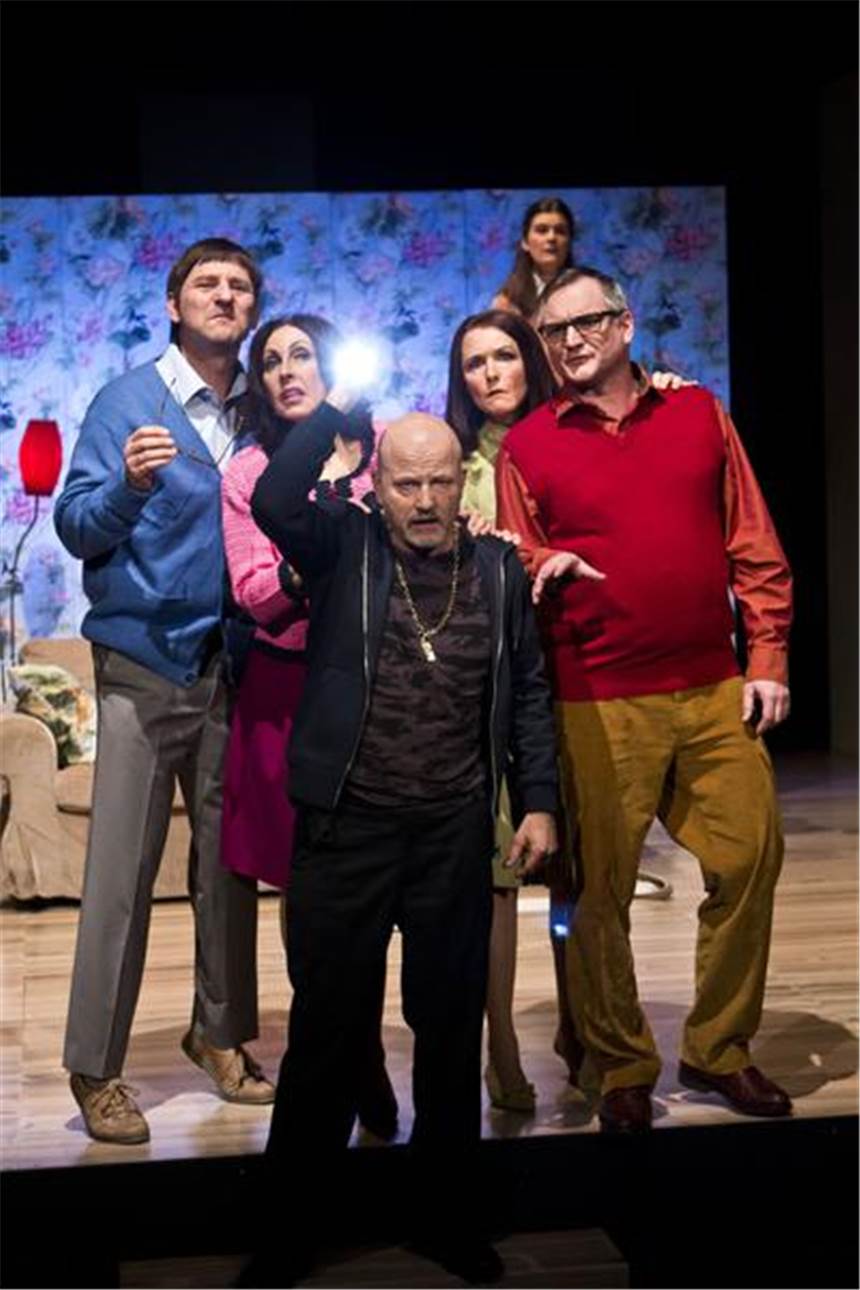 "Bürgerwehr": Temporeiche Farce in Knallfarben Die Bürgerwehr formiert sich (v.l.): Frank-Peter Dettmann, Regine Andratschke, Steffen Gräbner, Carola von Seckendorff, Claudia Frost, Mark Oliver Bögel.