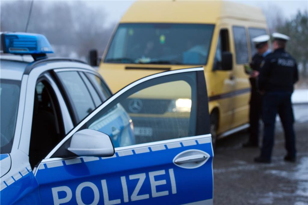 Etliche Kleintransporter im Kreis Borken geklaut: Ist eine Bande am Werk? Die (Bundes-) Polizei kontrolliert auf Autobahnen regelmäßig Kleintransporter. Im Idealfall stoßen die Beamten bei diesen Überpfüngen auch auf gestohlene Fahrzeuge (Symbolbild).