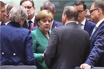 Die Bundeskanzlerin umringt von anderen Staats- und Regierungschefs während des EU-Gipfels. Ob die Gipfelbeschlüsse reichen, um den erbitterten Koalitionsstreit zwischen Merkels CDU und der Schwesterpartei CSU beizulegen, ist noch nicht entschieden. Foto: Geert Vanden Wijngaert
