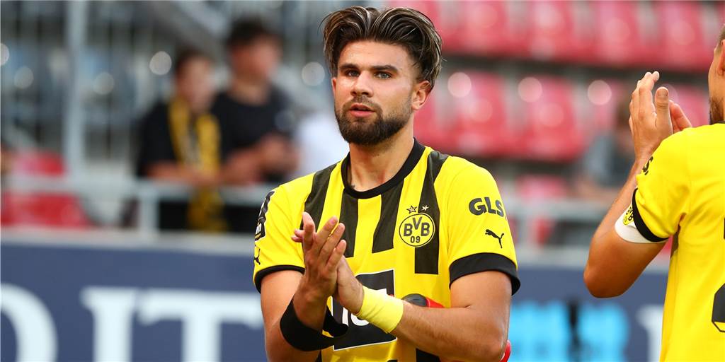Wechseln oder bleiben? So plant der BVB mit Antonios Papadopoulos Antonios Papadopoulos klatscht in die Hände.