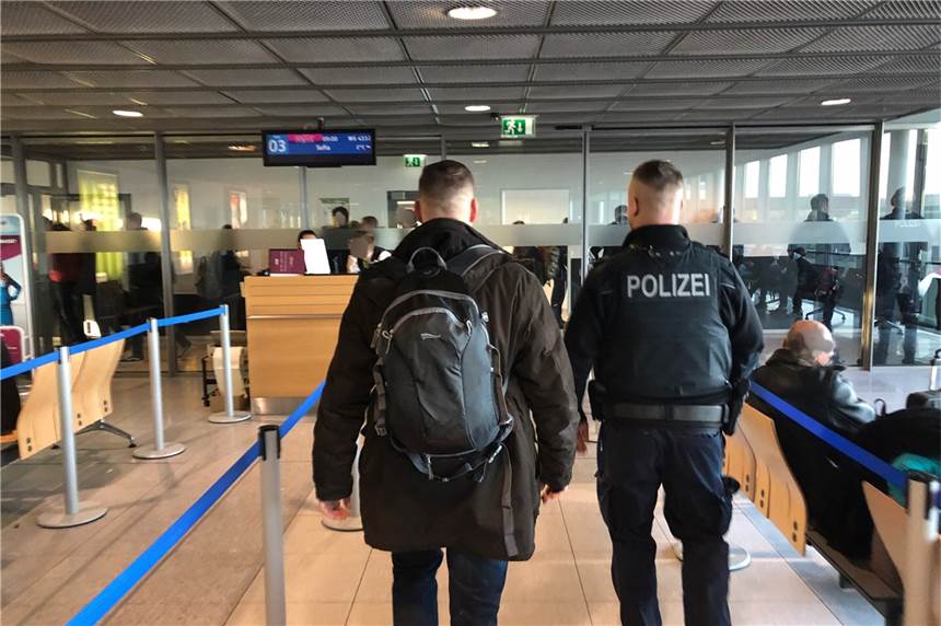 Flughafen Dortmund: Bundespolizei hindert Neonazis an Ausreise Die Bundespolizei fing die Neonazis bei der Passkontrolle am Flughafen Dortmund ab.