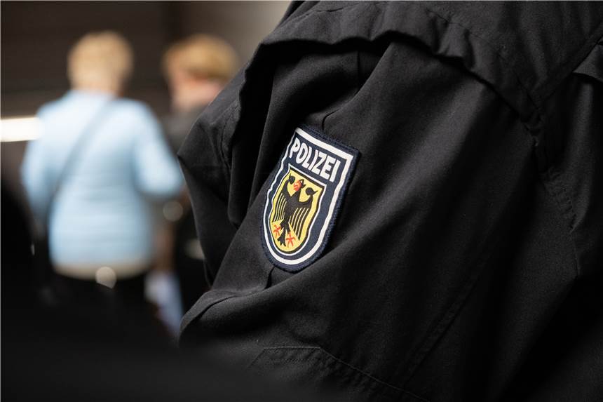 Halterner Fußballfan (32) wurde mit Glasflasche niedergeschlagen Die Bundespolizei leistete Erste Hilfe bei dem Verletzten.